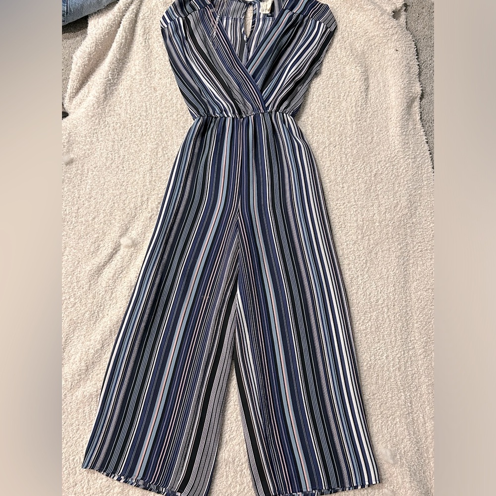 Womens pantsuit, Never Worn, size small, comes with tie for around the waist,